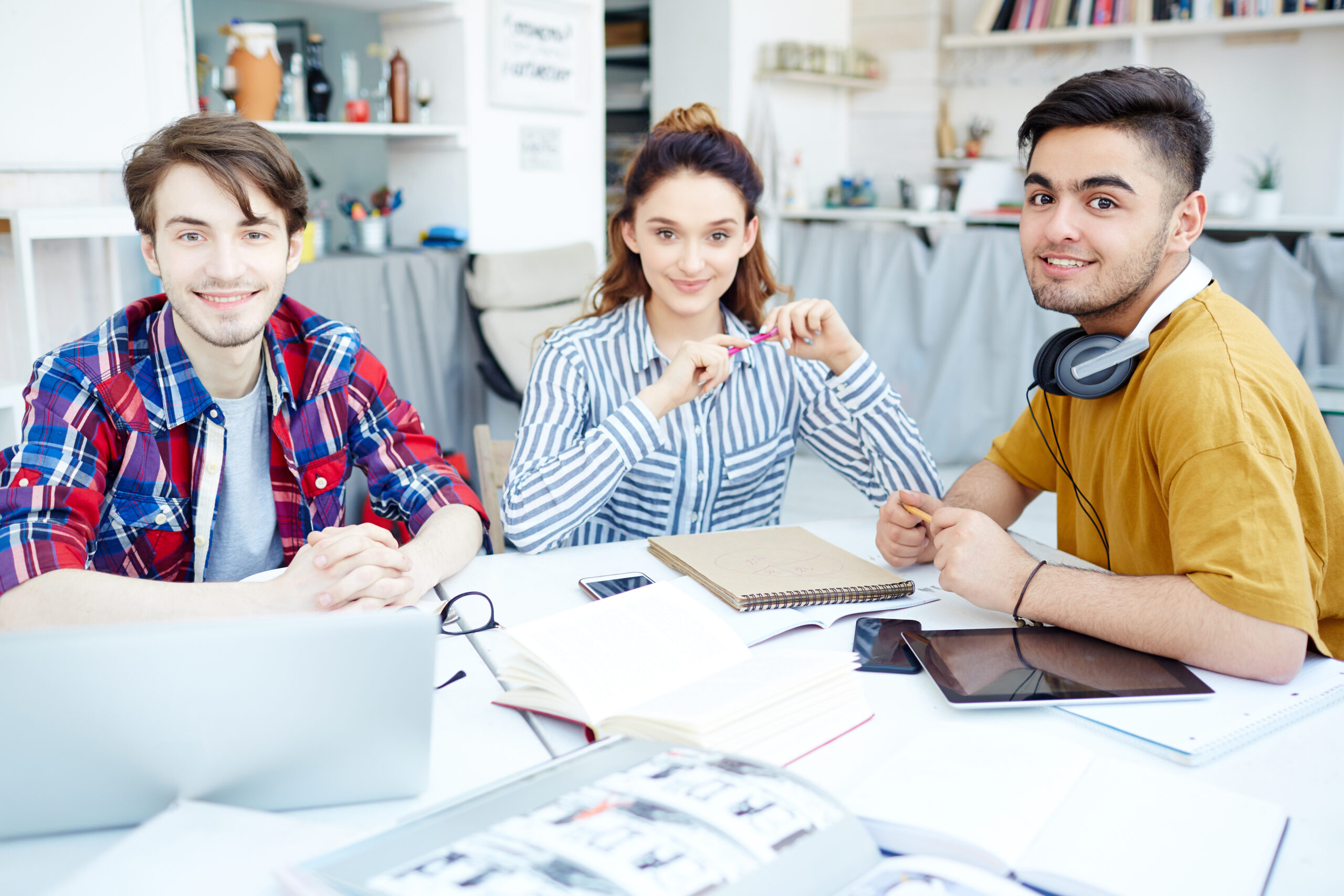 Students of economic studying together
